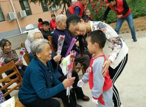 重阳节小朋友们给老人送祝福